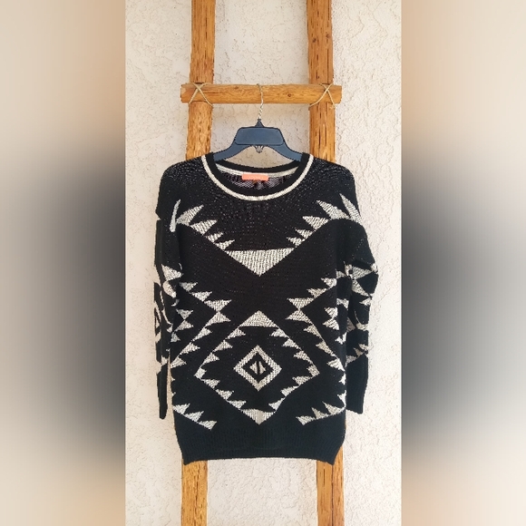 LULUMARI WOMEN'S MEDIUM SWEATER - Picture 2 of 4